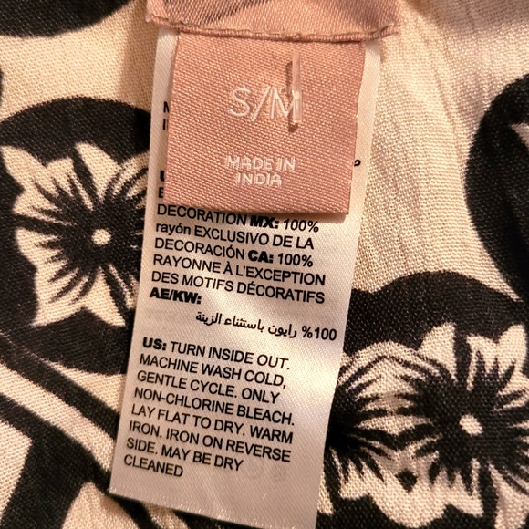 NWOT Chico's top.  SZ S/M but will fit a large easy. - Picture 13 of 13